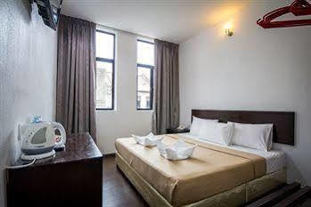 G Times Inn Hotel Джордж Таун Екстериор снимка